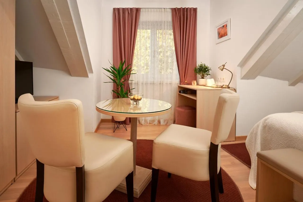 Lanterna Rooms Split