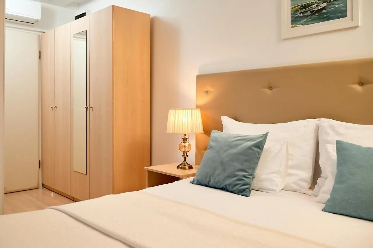 Lanterna Rooms Split