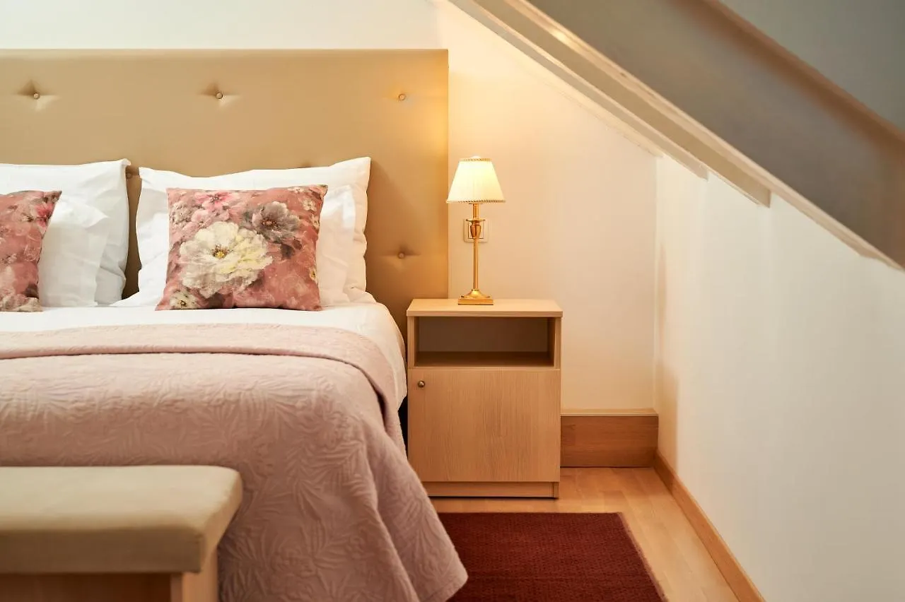 Lanterna Rooms Split